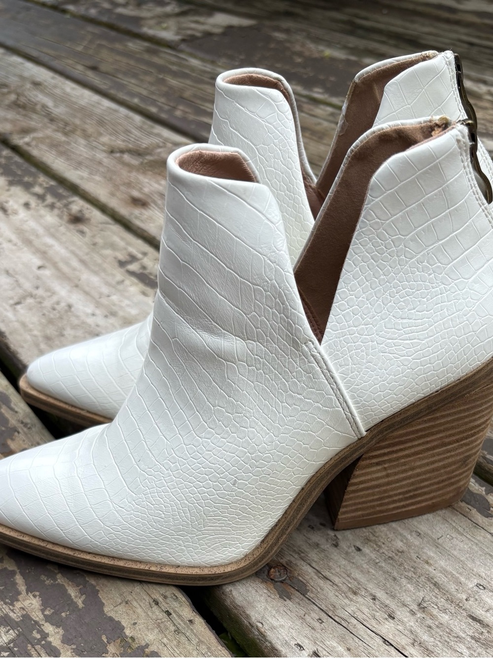 Barn Babe White Croc-Embossed Pointed Toe Ankle Boots 7